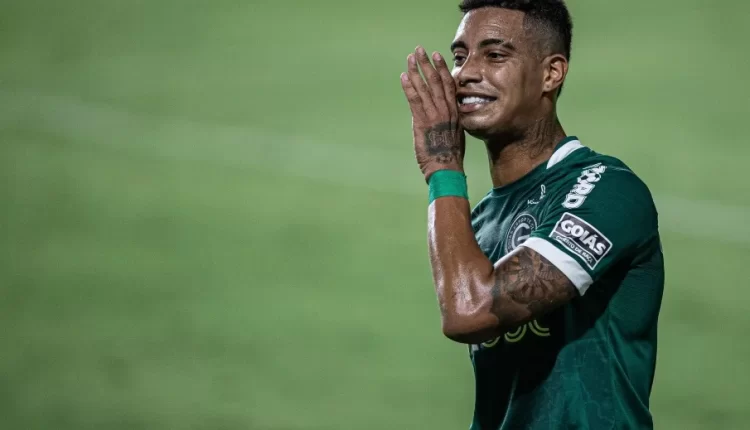 Especulado no Inter, o atacante Alef Manga está próximo de acertar com o Coritiba.