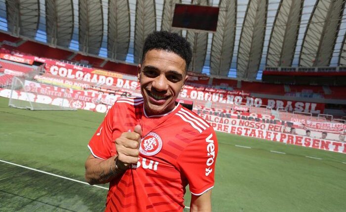 Capitão do Inter, Taison aproveitou a virada do ano para tirar sarro do Grêmio.