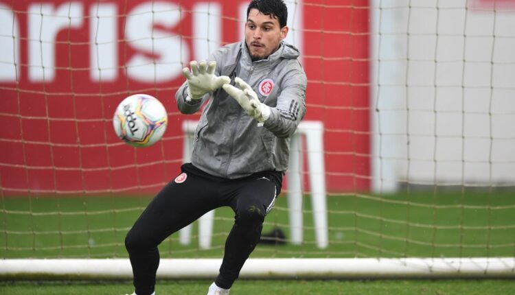 O Inter renovou com o goleiro Keiller; o jogador deverá ser o reserva imediato de Daniel.