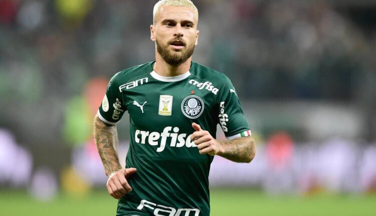 Especulado no Barcelona e no PSG, Lucas Lima está sem espaço no Verdão.