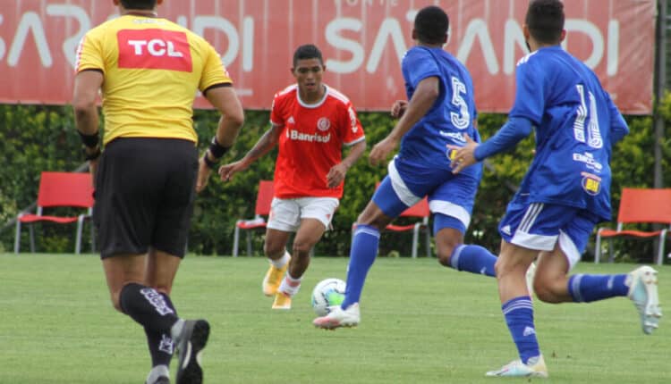 O Internacional devolveu Andrés Amaya ao seu antigo clube.