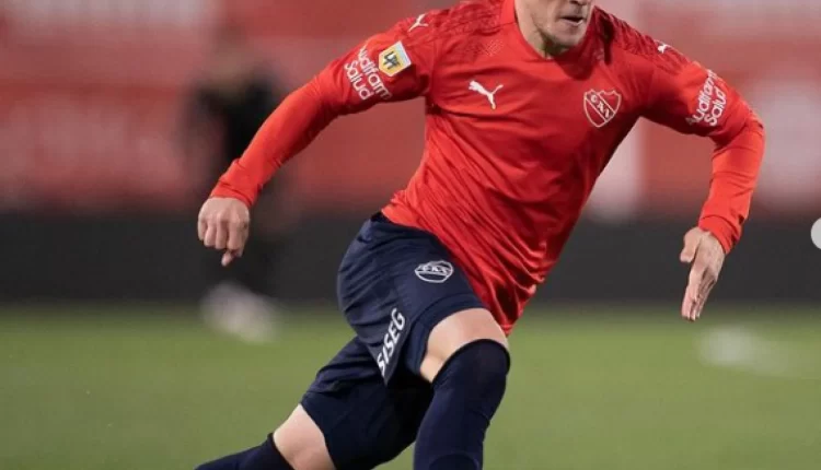 Fabricio Bustos disse que cumprirá contrato e Independiente não gostou.