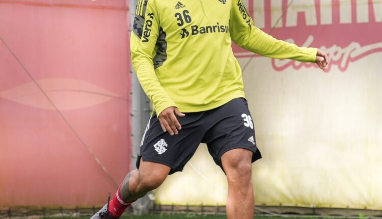 Rodrigo Moledo e Wesley Moraes foram titulares no Internacional em treino do final de semana.