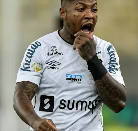 Marinho não deve jogar no Internacional; por enquanto, o jogador segue no Santos.