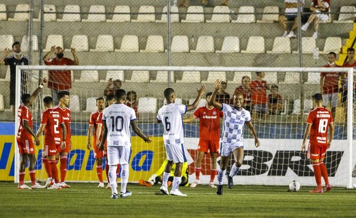 O Internacional tomou três gols do São José.