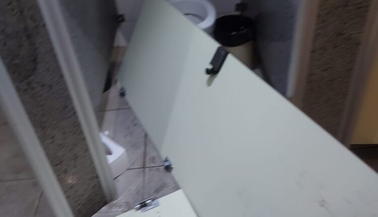banheiro-grenal-destruido