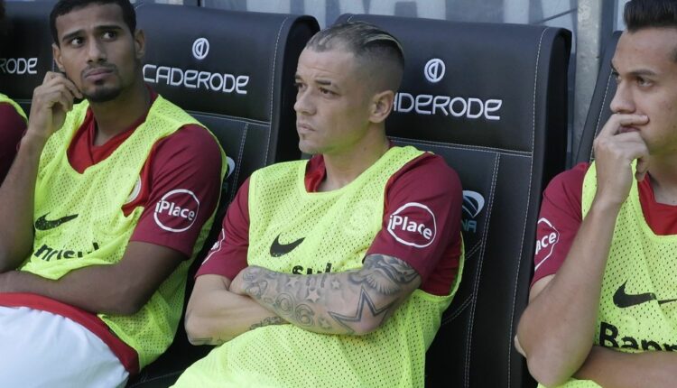 D'Alessandro pode jogar o 40º GreNal com a camisa do Internacional.