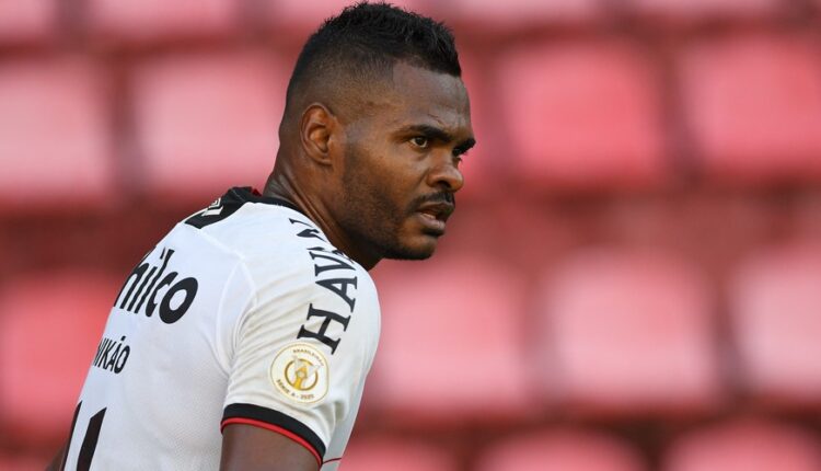 Nikão foi reserva e completou o terceiro jogo pelo São Paulo sem marcar gols.