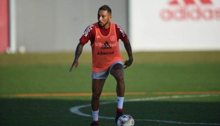 Sem espaço, o jogador segue treinando sozinho enquanto não tem futuro definido pelo Inter.