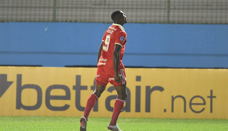 Wesley Moraes voltou a balançar as redes com a camisa do Internacional.