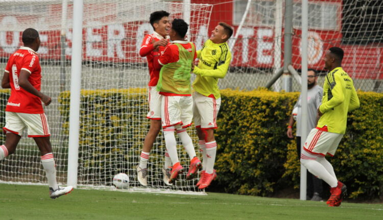 Enzo comemora seu gol no jogo/Foto: Jota Finkler