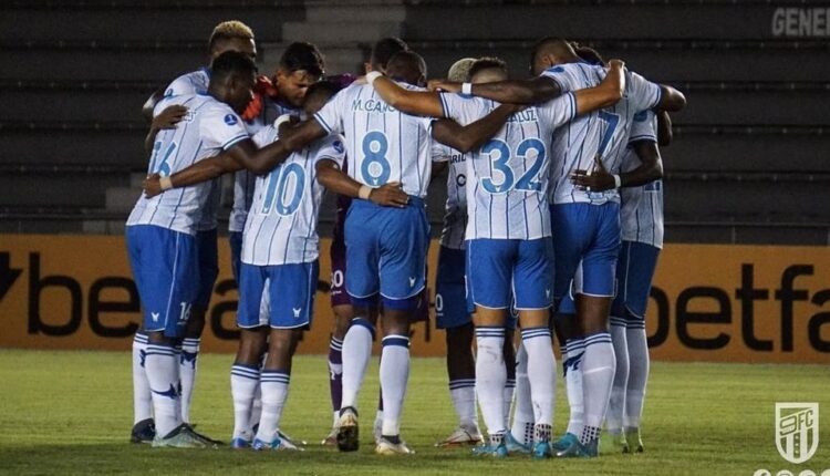 Rival do Inter na Sul-Americana divulga partida usando escudo antigo do Colorado