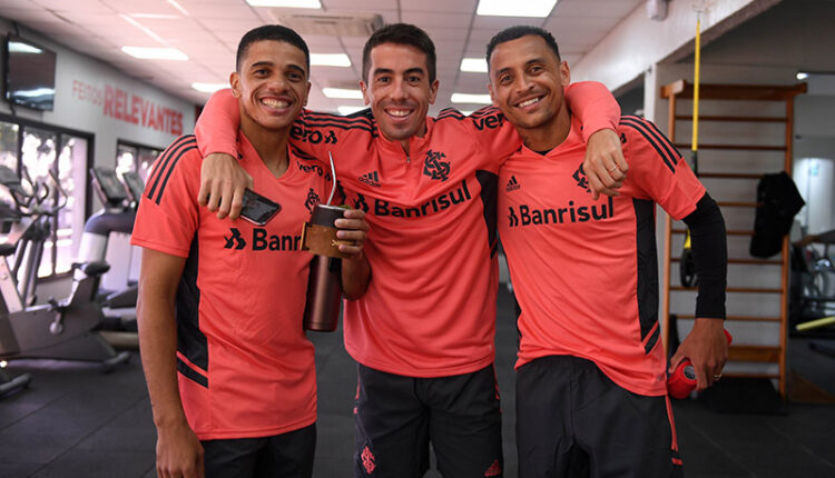 Taison, De Pena e Allan Patrick com o novo uniforme de treino do Internacional | Foto: Ricardo Duarte / SC Internacional