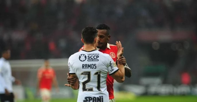 Corinthians pode sofrer pena em caso de racismo praticado por jogador.