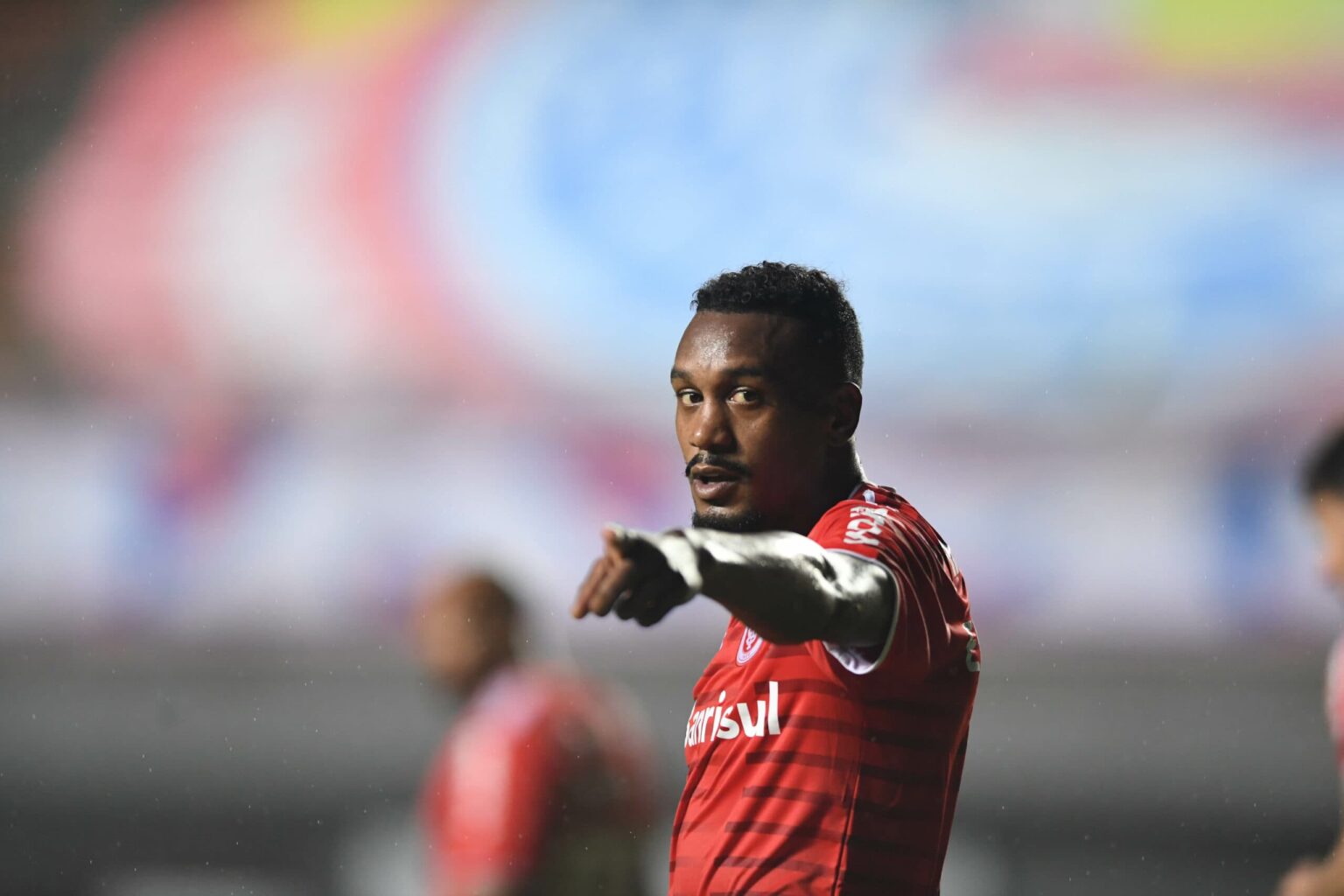 Edenilson vive situação inusitada no Inter após 6 anos