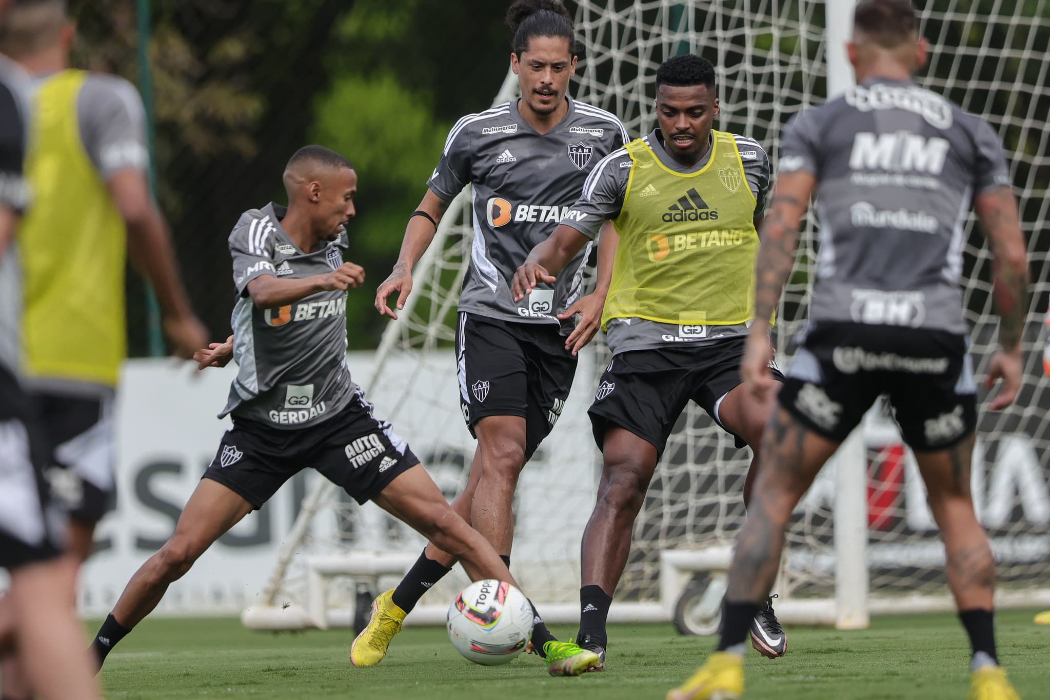 Jogador Do Galo Bate O Carro Em árvore Antes De Pegar O Inter Na Série A 4110