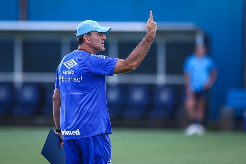 Grêmio tenta contratar jogador que levou soco de Gustavo Quinteros e